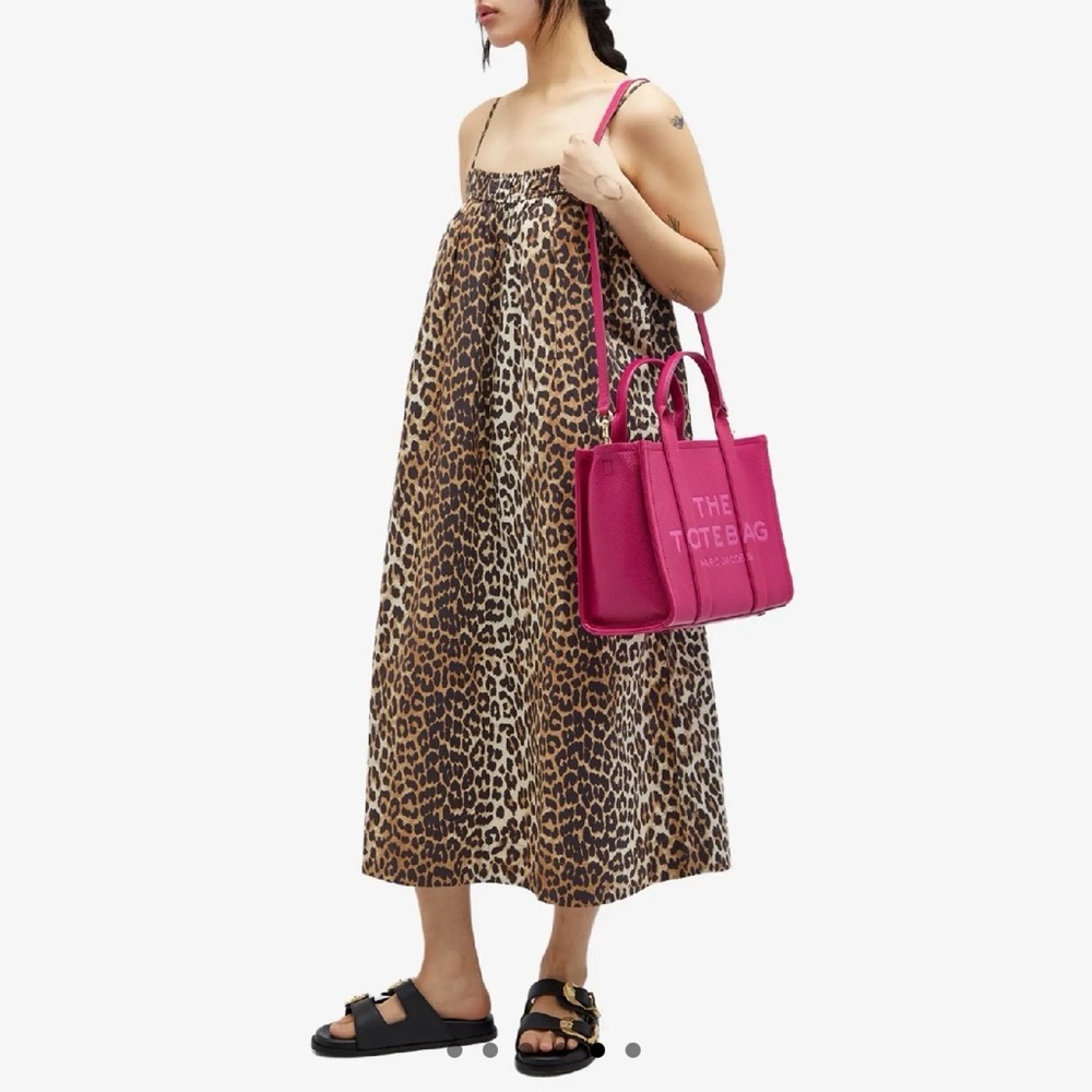 Marc Jacob’s THE LEATHER MEDIUM TOTE BAG in Lipstick Pink - Picture 5 of 16